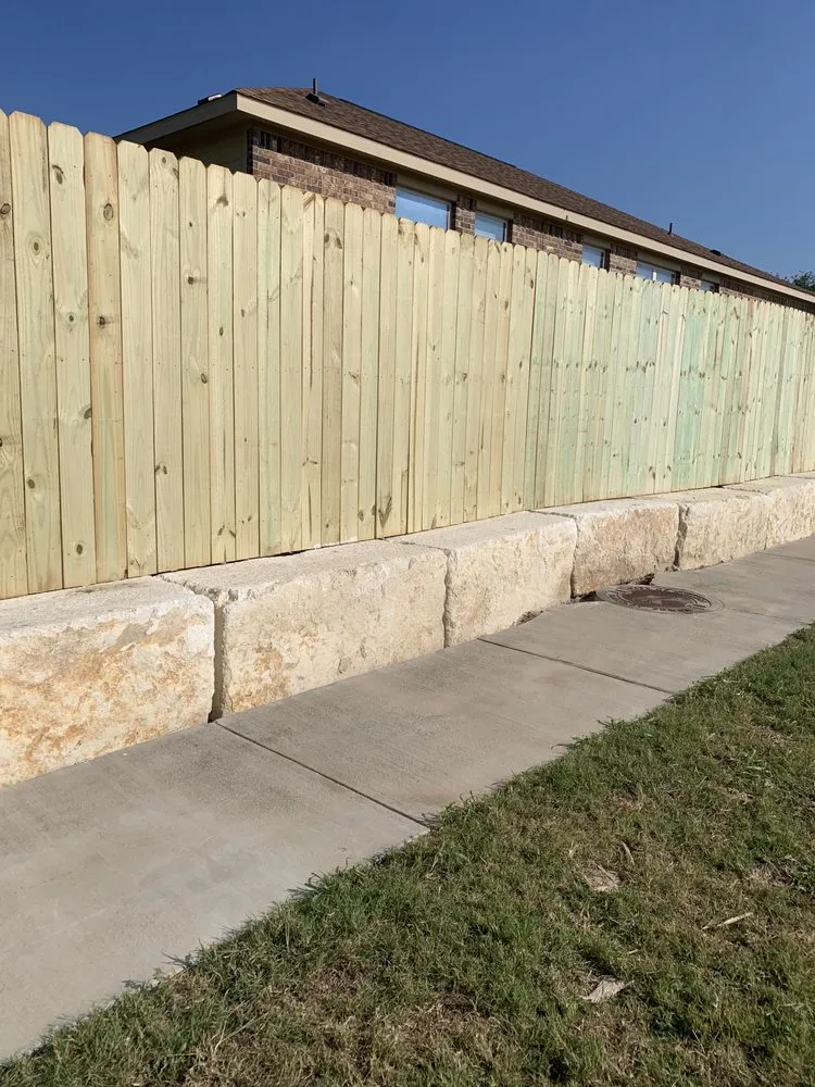 Local yard cleanup service experts serving Killeen, TX - Combat Muscle Fence and Stain