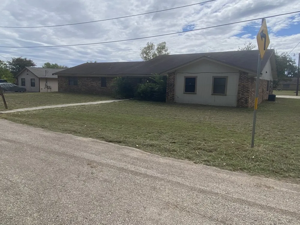 Professional yard maintenance in New Braunfels, TX - Community Fence