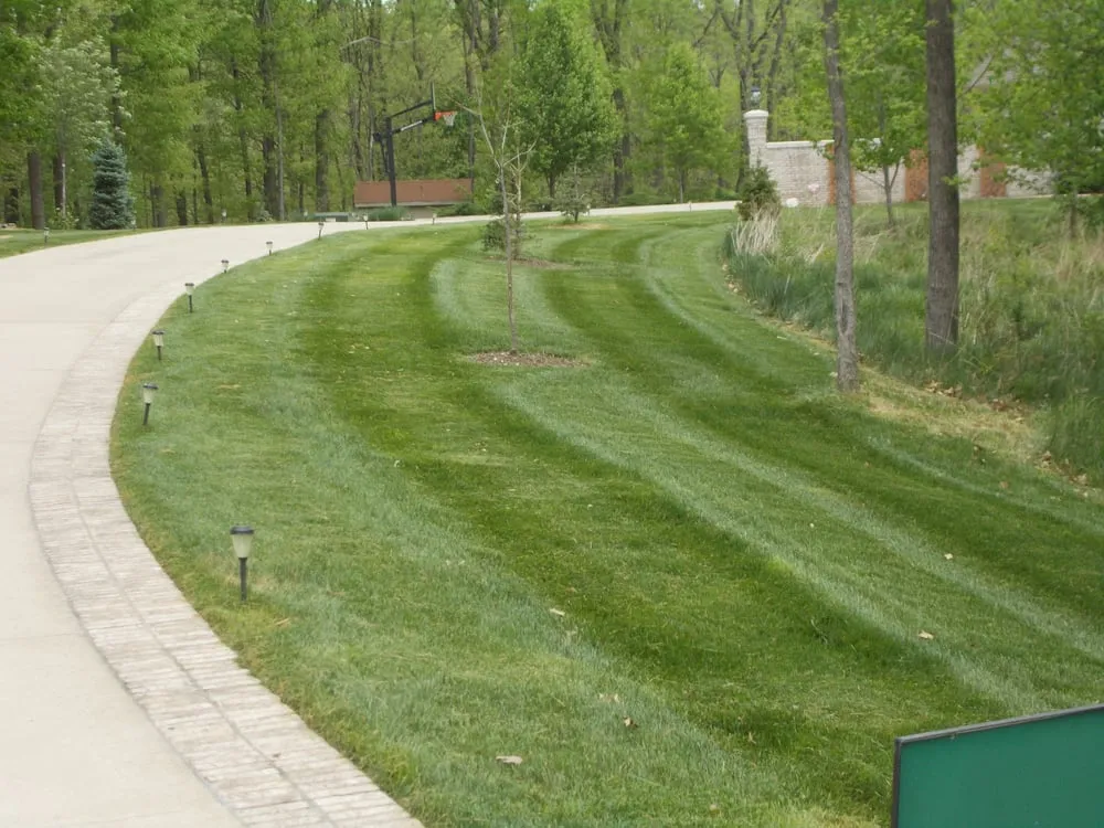 Trusted lawn mowing service experts serving Columbia, MO - Como Landscape Maintenance