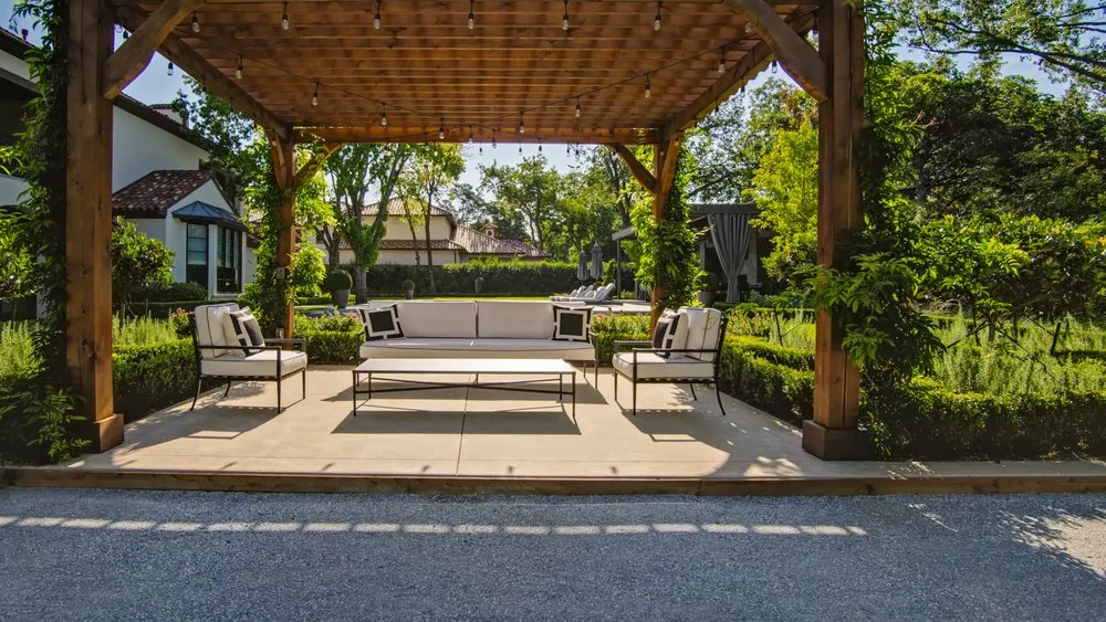 Top-rated yard maintenance for residential properties in Dallas, TX by Complete Landsculpture