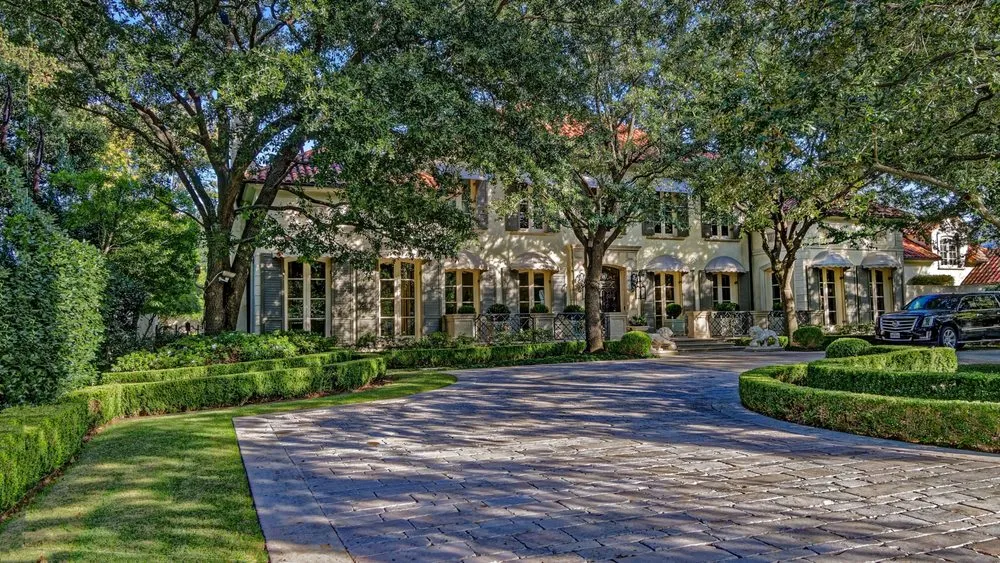 Affordable yard maintenance for homes in Dallas, TX by Complete Landsculpture