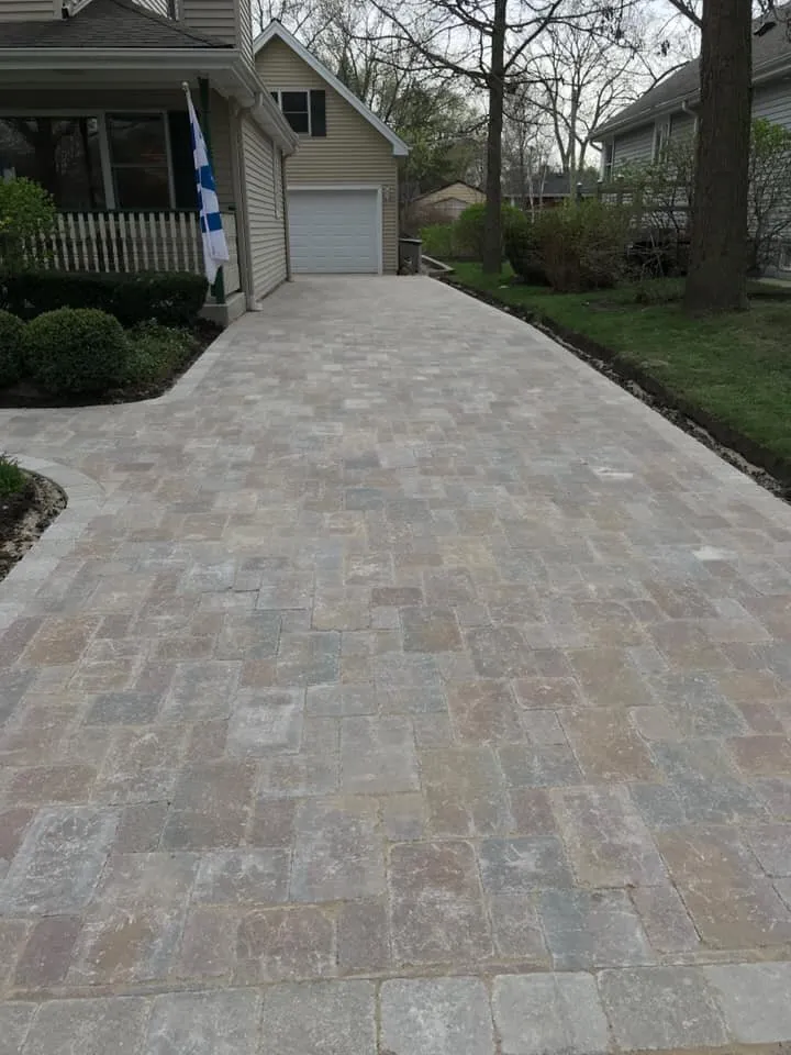 Top-rated lawn mowing service experts serving Palatine, IL - Complete Lawn And Snow Services