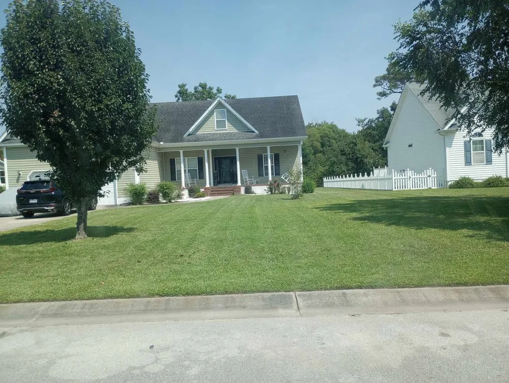 Local lawn care service experts serving Newport, NC - Complete Lawn Care