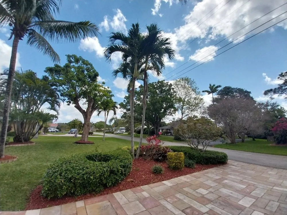 Affordable garden landscaping in Pompano Beach, FL by Complete Lawn Care Service
