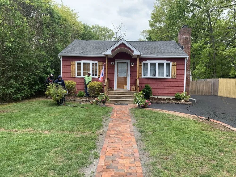 Trusted yard cleanup service for year-round maintenance across Ronkonkoma, NY - Confer HAASE