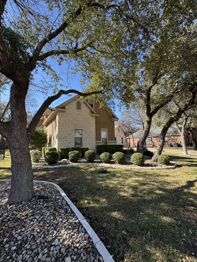 Professional garden landscaping in Bastrop, TX by Consigna Landscaping