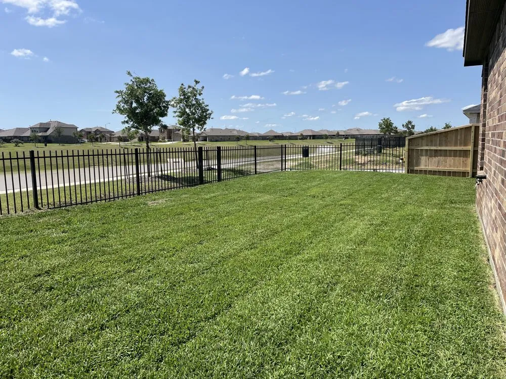 Custom yard maintenance for residential properties in Katy, TX by Cook’s Cuts