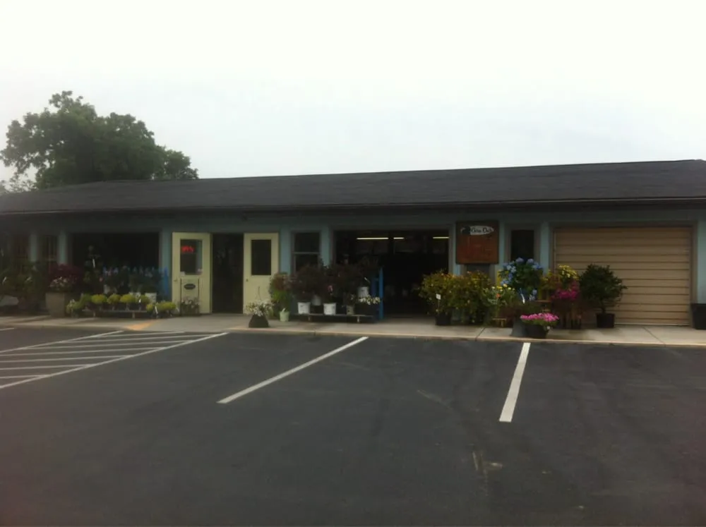 Professional yard maintenance in Coal Valley, IL by Corn Crib Nursery