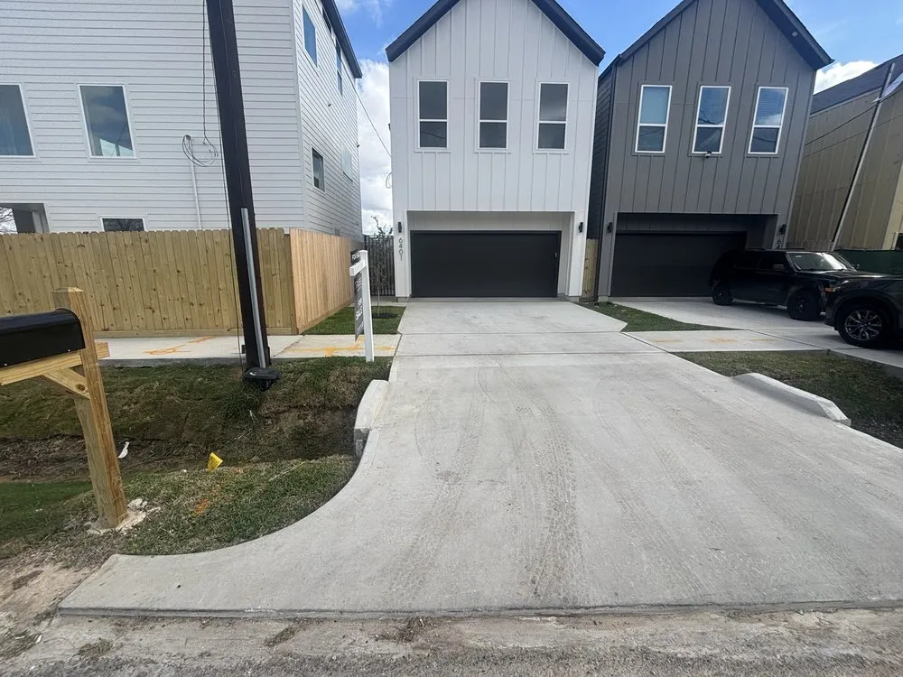 Trusted lawn care service in Houston, TX - Corona Landscaping