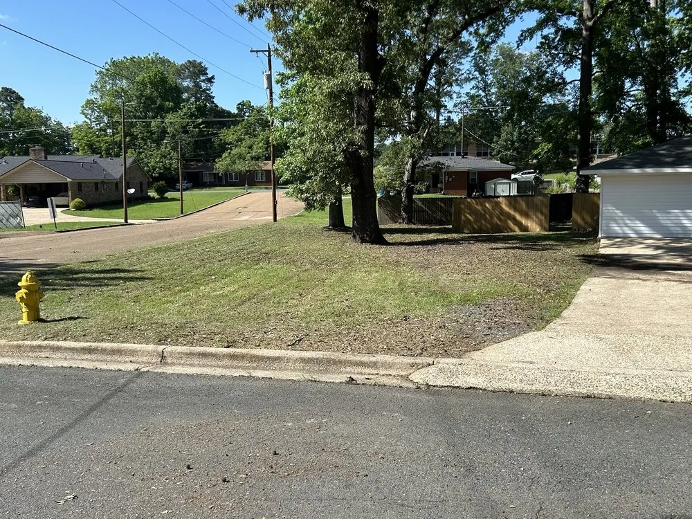 Expert garden landscaping in Magnolia, AR - Couch Boys Lawn Service