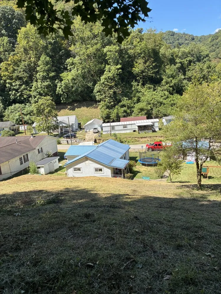 Reliable lawn mowing service experts serving Cabin Creek, WV - Countless Creations