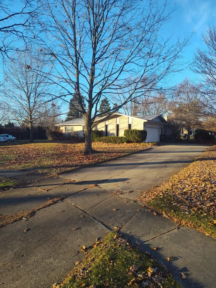 Expert lawn mowing service experts serving Pontiac, MI - Country Cutz