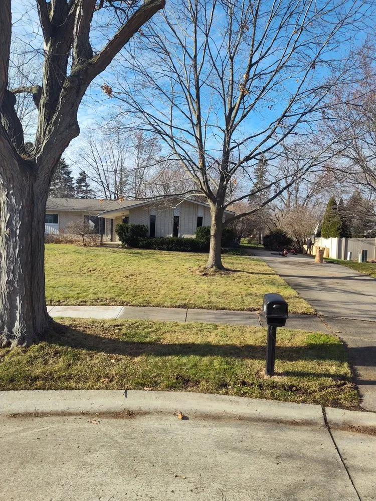 Reliable lawn mowing service in Pontiac, MI - Country Cutz