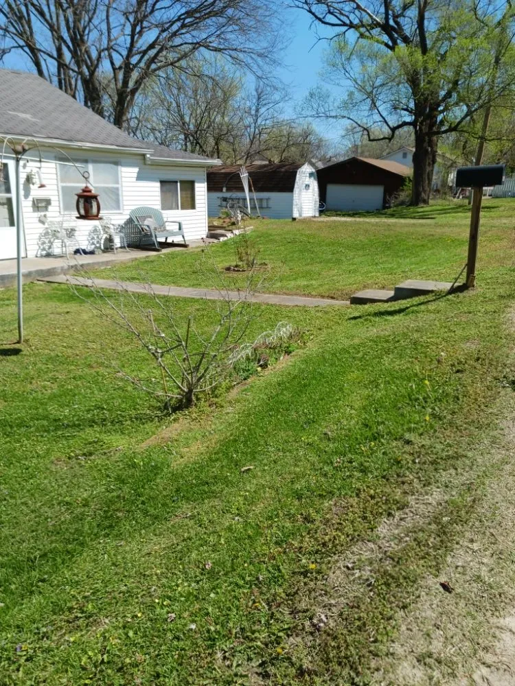 Custom yard cleanup service in Parkhills, MO by Country Way Nursery
