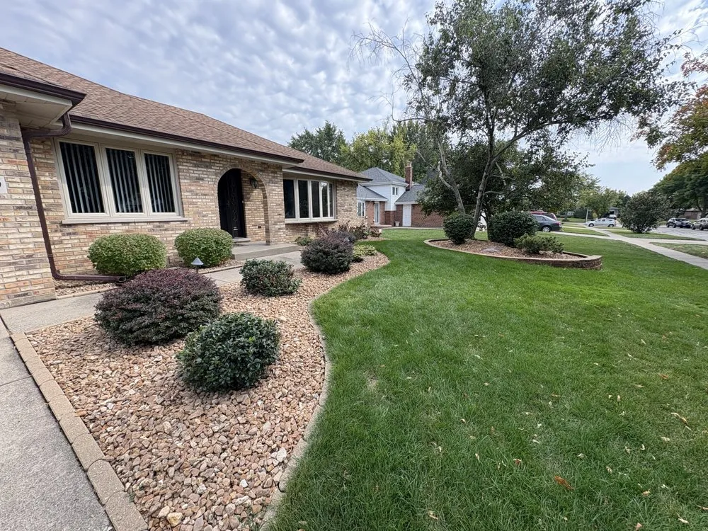 Affordable yard maintenance in Woodridge, IL - Countryscape Outdoor Services