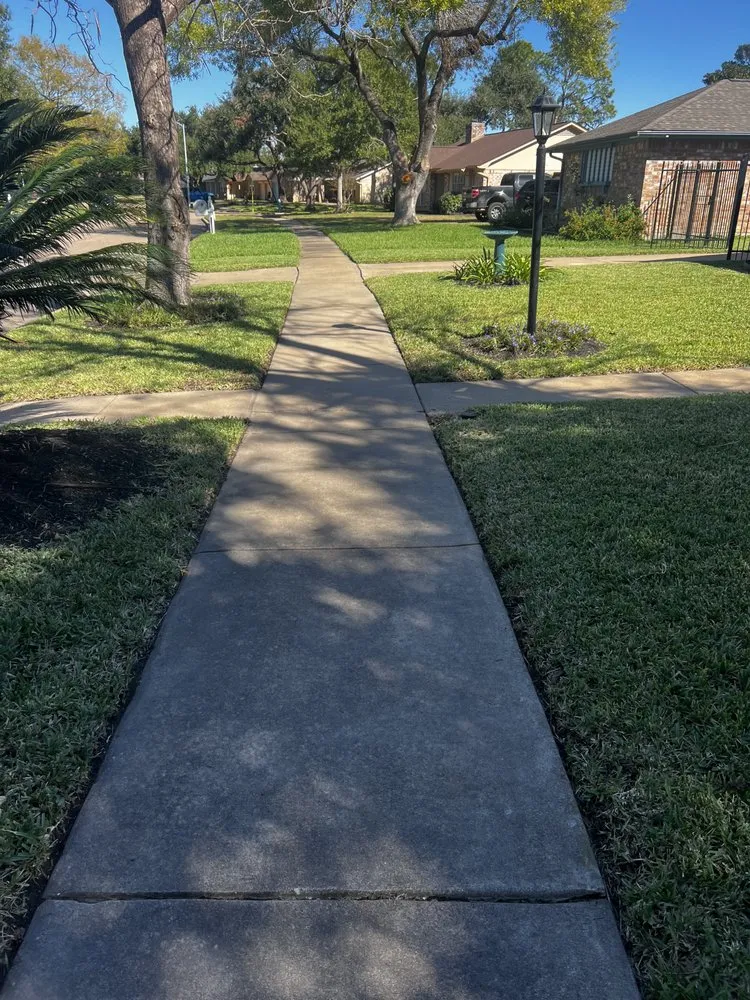 Trusted yard maintenance in Katy, TX by CR Lawn & Garden