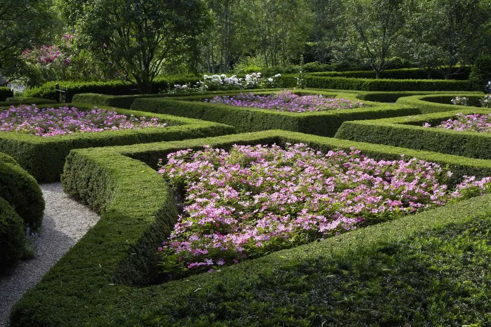 Custom garden landscaping in Lake Forest, IL by Craig Bergman