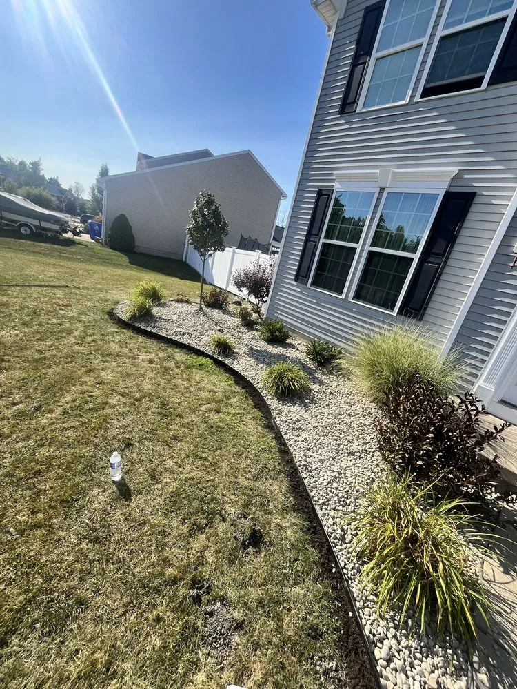 Custom yard maintenance in West Seneca, NY by Craig’s Cutting Edge