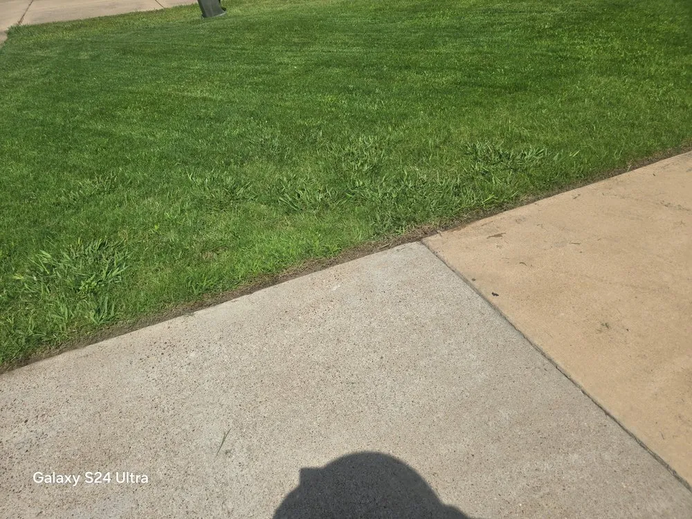 Local residential landscaping for homes across Southaven, MS - Crazy Comfort Cutz