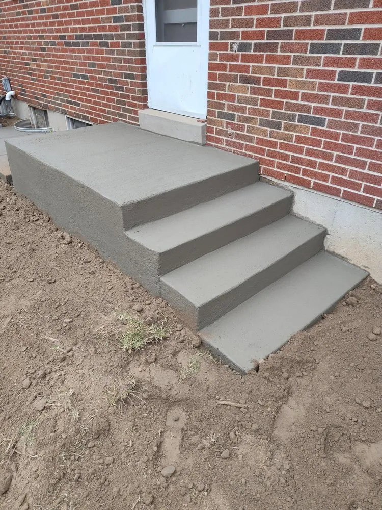 Local lawn mowing service experts serving Saint Peters, MO - Creamer Construction