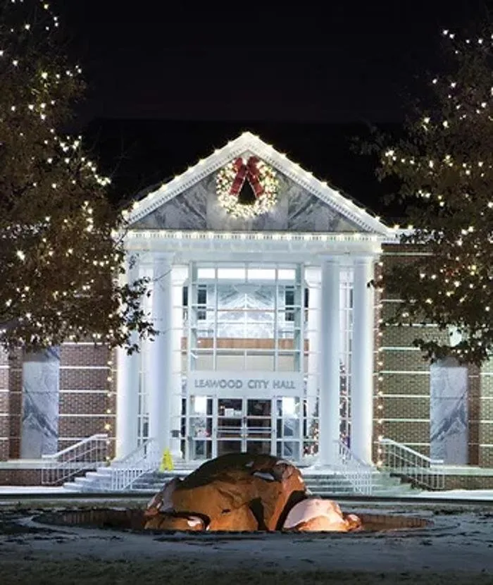 Professional outdoor landscaping experts serving Lenexa, KS - Creative Displays of Kansas City