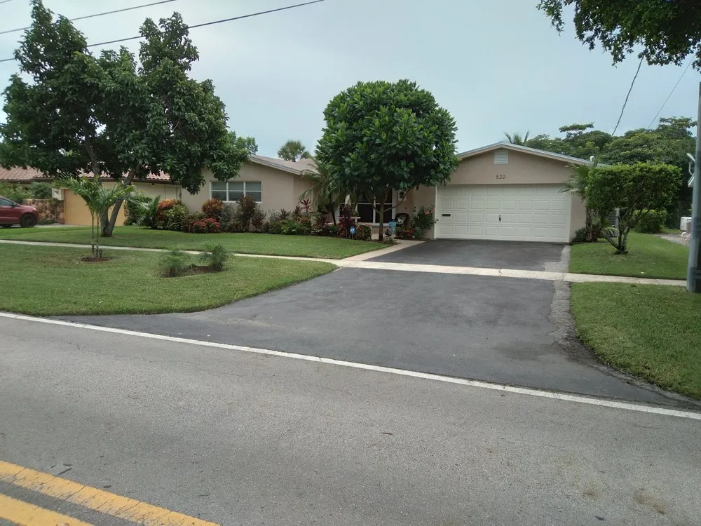 Professional lawn care service experts serving Coconut Creek, FL - Creative Edge Lawn Maintenance LLC