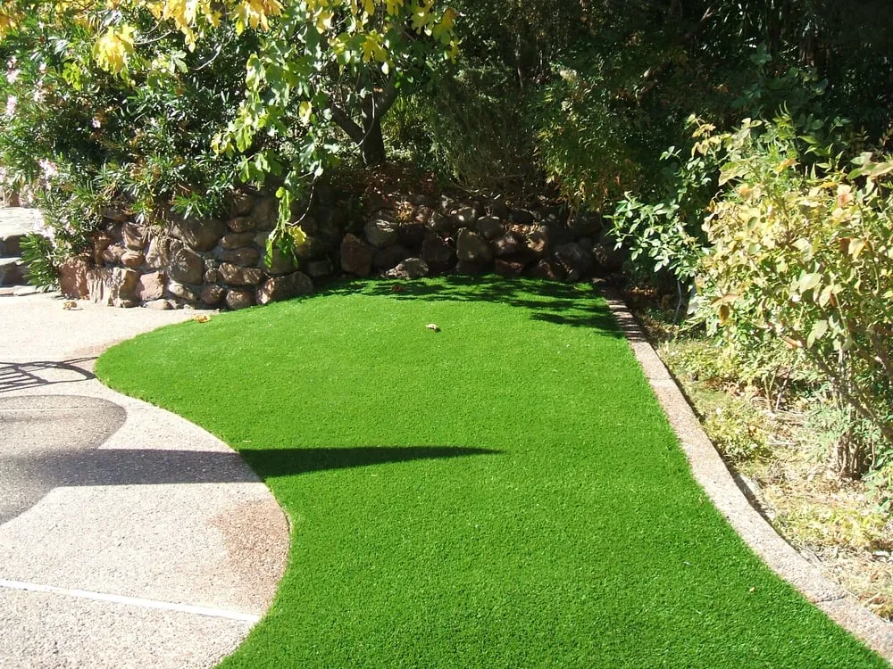 Professional garden landscaping for year-round maintenance in Antioch, CA by Creative Landscape Borders