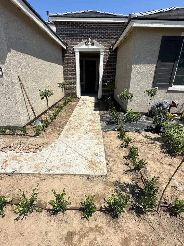 Local yard maintenance for homes in Buttonwillow, CA by Creative Landscaping