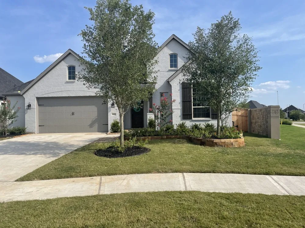 Custom yard maintenance experts serving Sugar Land, TX - Creative Landscaping N Irrigation