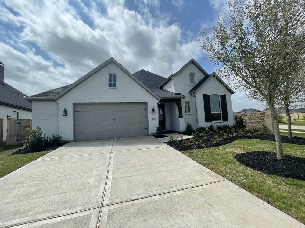 Top-rated lawn mowing service experts serving Sugar Land, TX - Creative Landscaping N Irrigation