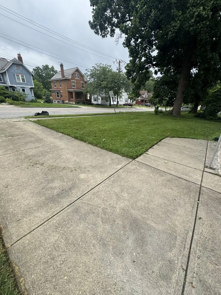Expert lawn mowing service experts serving Cincinnati, OH - Creekside Lawn Care