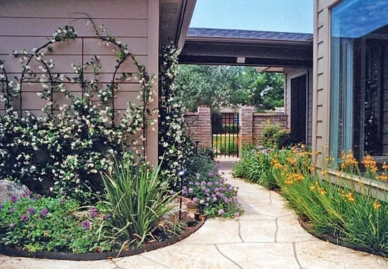 Professional garden landscaping experts serving Sugar Land, TX - Crenshaw Landscapes