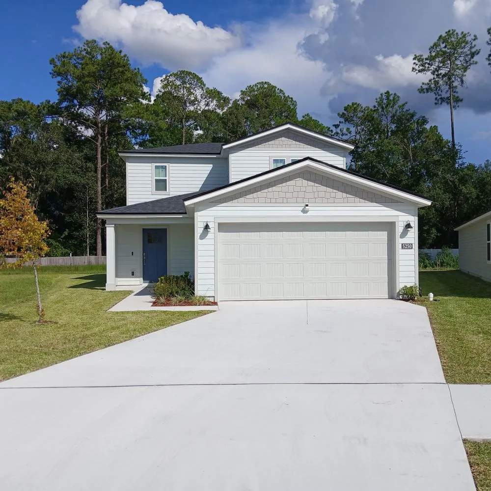 Expert yard maintenance for year-round maintenance in Orange Park, FL by Cristo Vive Lawn Service
