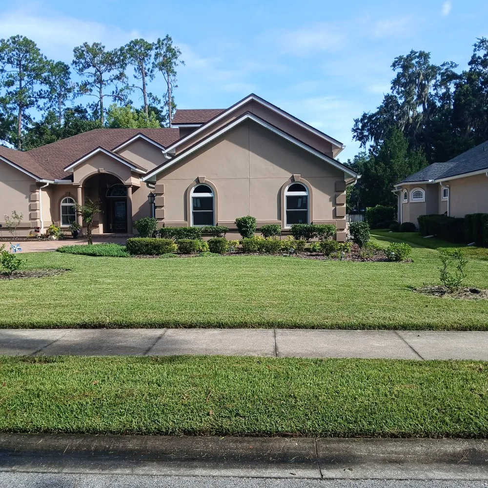 Local yard cleanup service in Orange Park, FL by Cristo Vive Lawn Service