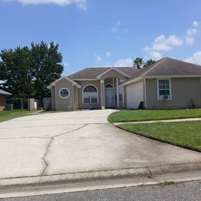 Cristo Vive Lawn Service Logo