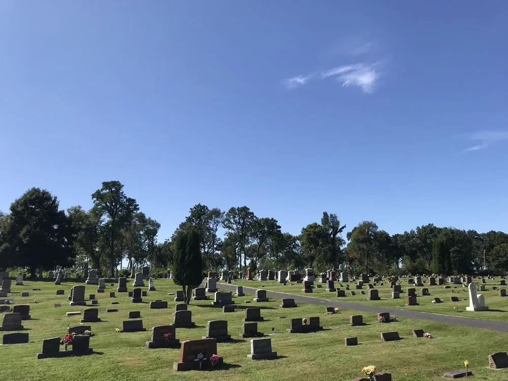 Top-rated yard maintenance experts serving Columbus, WI - Crombie Lawn Care