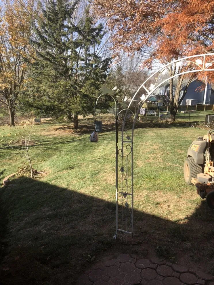 Custom lawn mowing service in Blue Springs, MO by Crown Cuts Lawncare