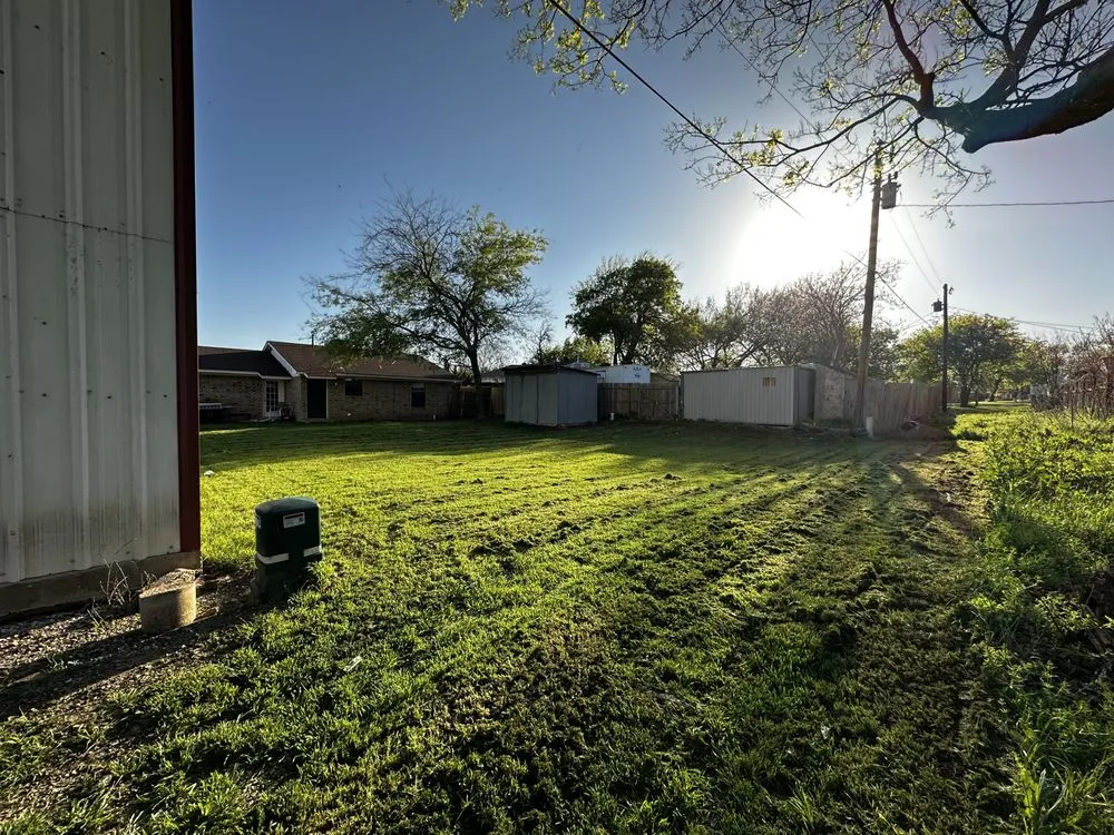 Top-rated lawn care service for beautiful yards in Ponder, TX by Crown landscaping