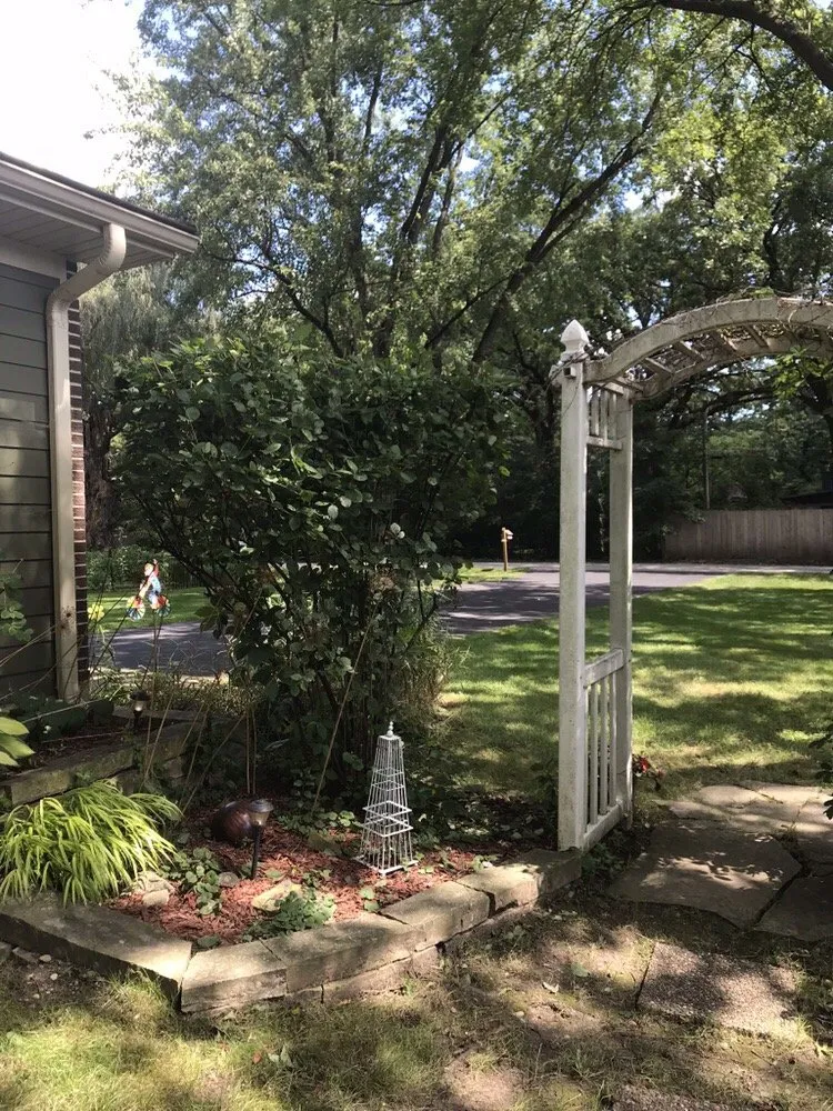 Custom yard maintenance experts serving Arlington Heights, IL - Cruz Crew Lawn Service