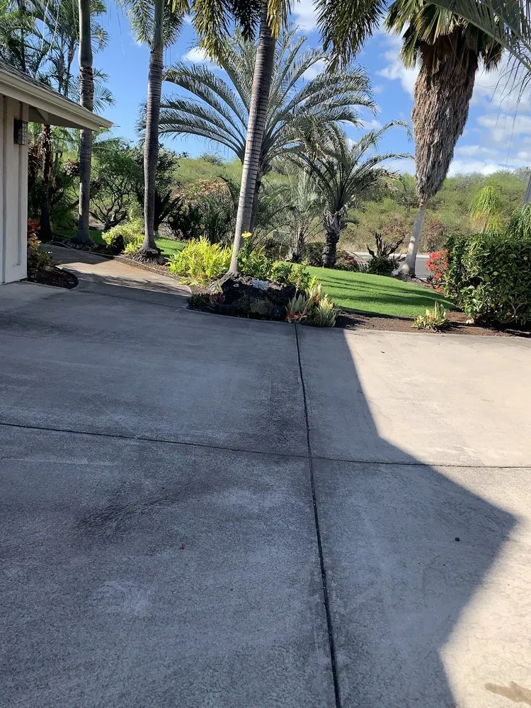 Expert lawn mowing service experts serving Holualoa, HI - Cruz Lawn and Landscape