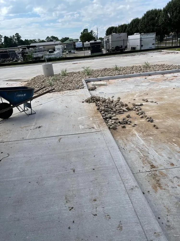 Professional landscaping services experts serving Houston, TX - Cruz Lawn Service & Landscaping