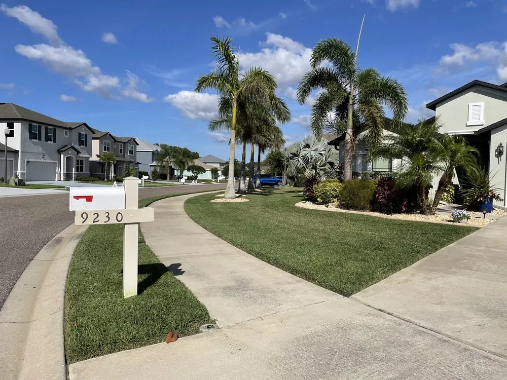 Expert lawn care service experts serving Bradenton, FL - Cruz Lawn Service