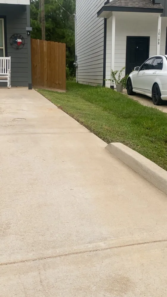 Custom lawn mowing service in Montgomery, TX - Cuellos Lawn Enforcement