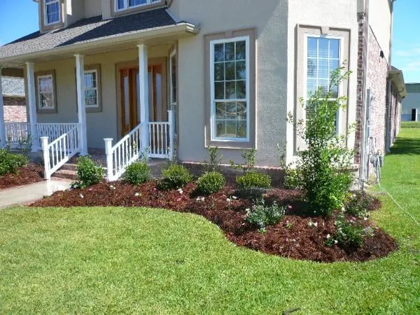 Expert yard maintenance with custom design in Kenner, LA by Curb A Garden Landscape