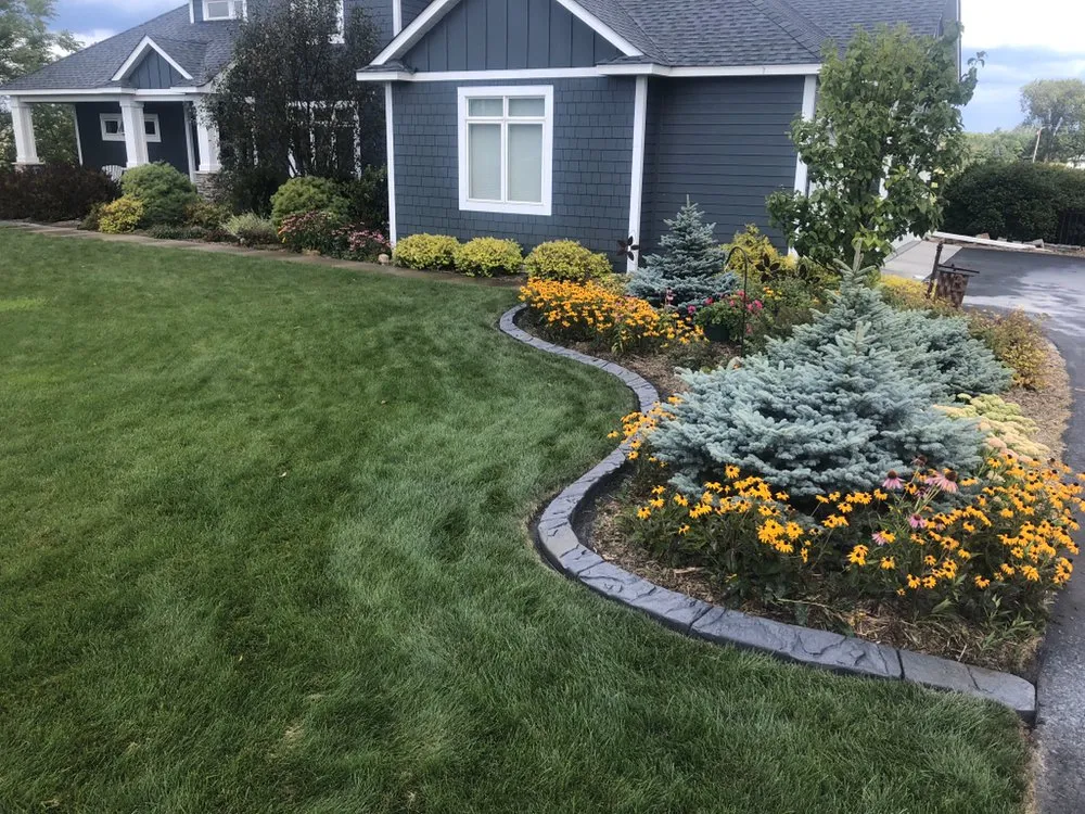 Expert yard cleanup service experts serving Shakopee, MN - Curb-It Design