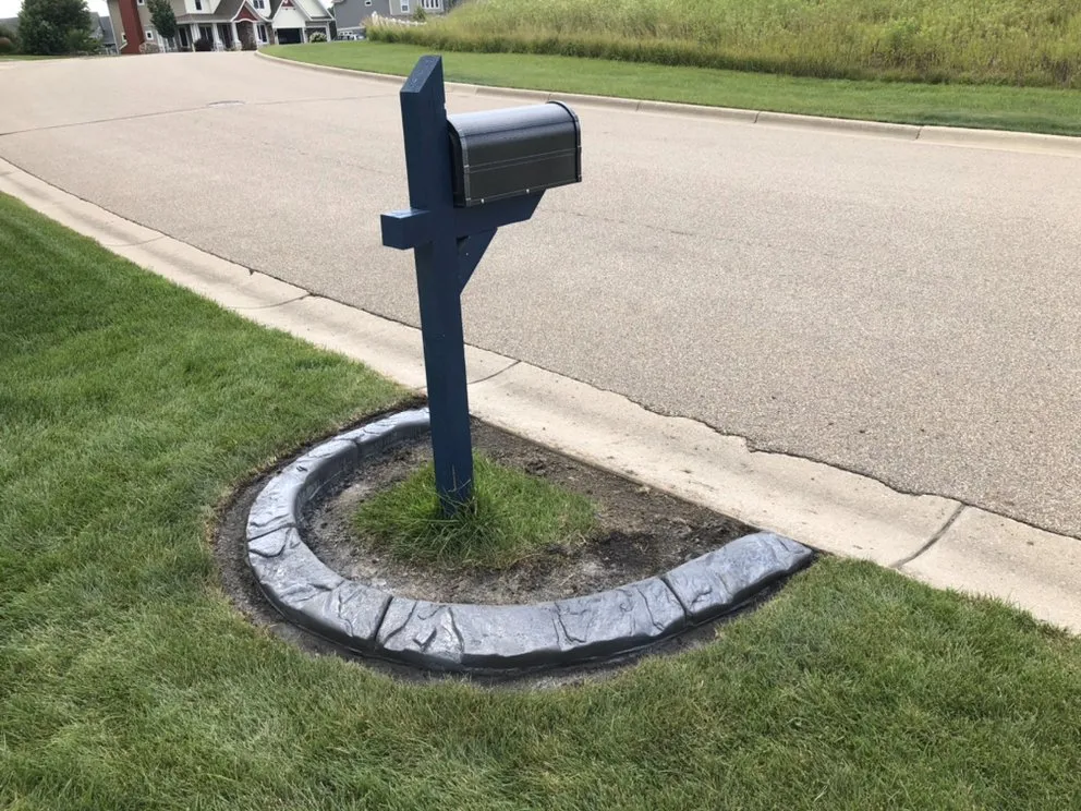 Top-rated lawn mowing service for beautiful yards across Shakopee, MN - Curb-It Design