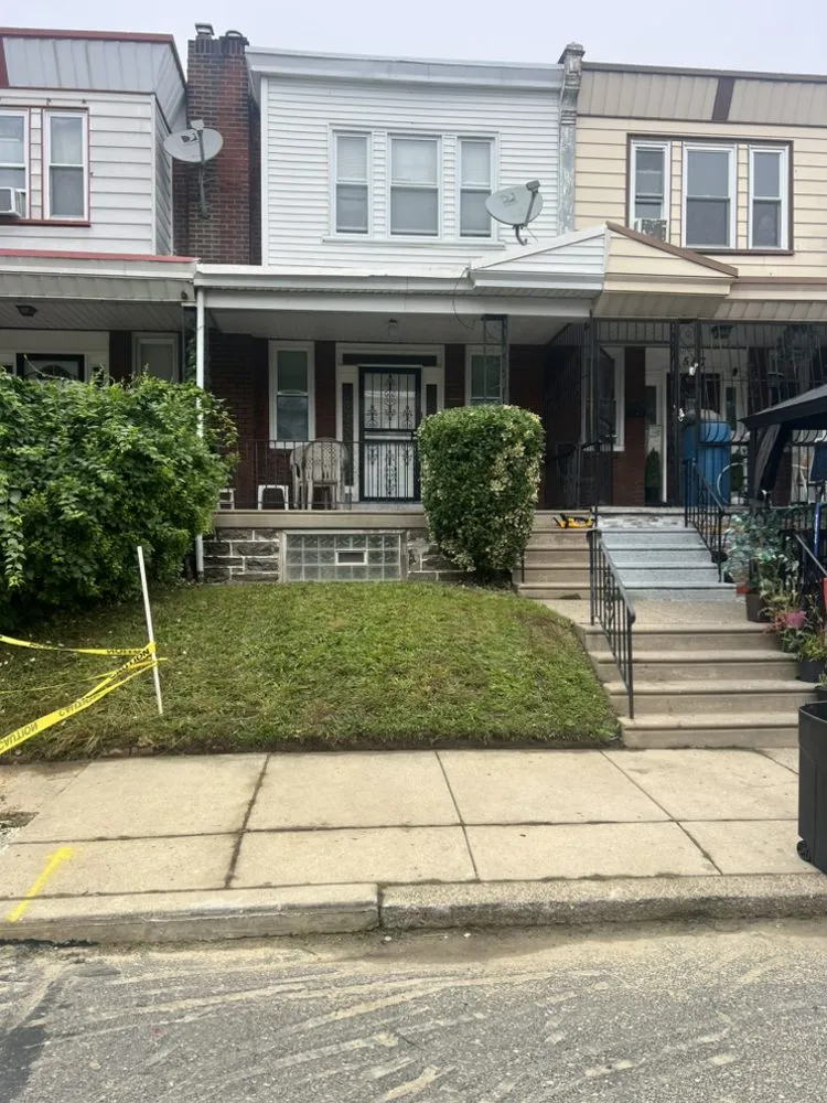 Custom lawn mowing service in Drexel Hill, PA by Custis Cutz