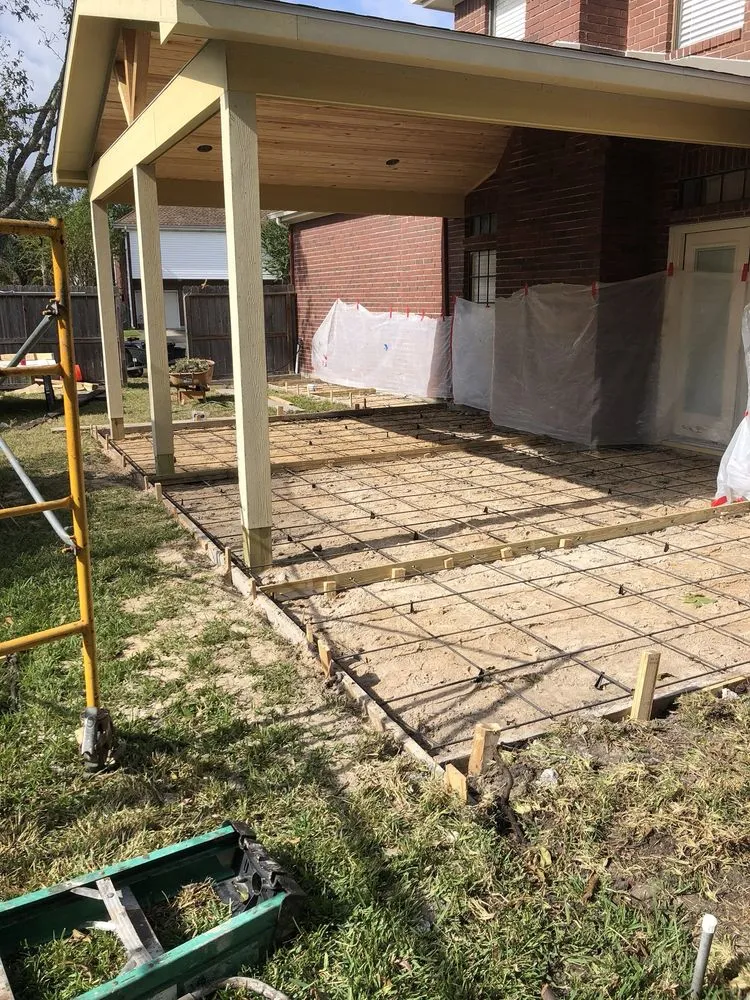 Affordable garden landscaping for homes in League City, TX by Custom Courtyards Design and Landscaping