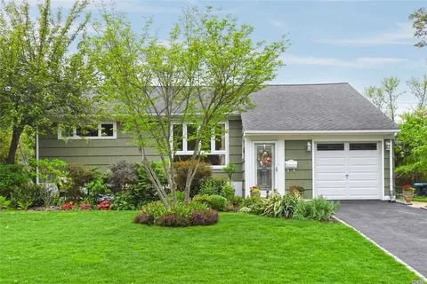 Expert garden landscaping in Valley Stream, NY by Custom Lawn Care