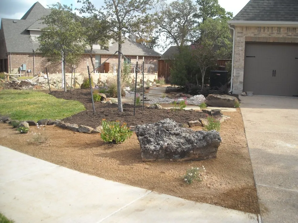 Professional yard maintenance in Alvarado, TX - Customscapes